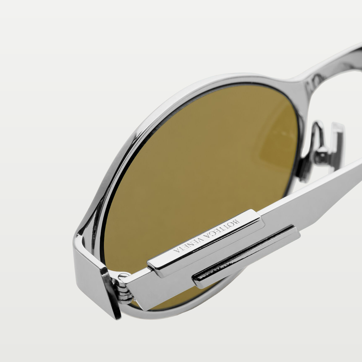Bottega Veneta Dash Oval Sunglasses in Silver/green