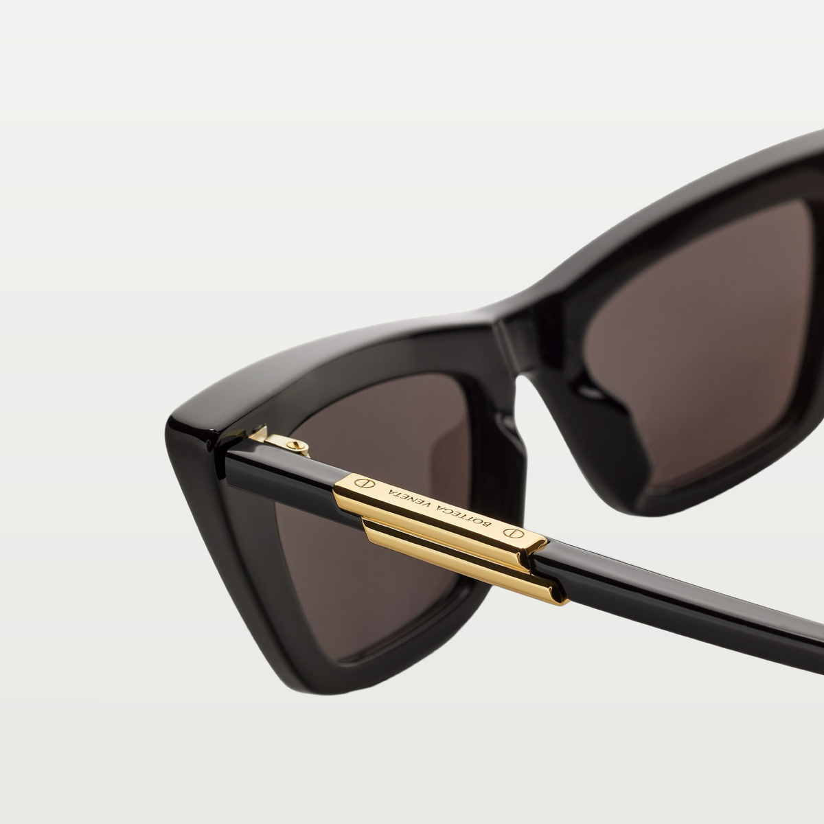 Bottega Veneta Snap Cat Eye Sunglasses in Black/grey