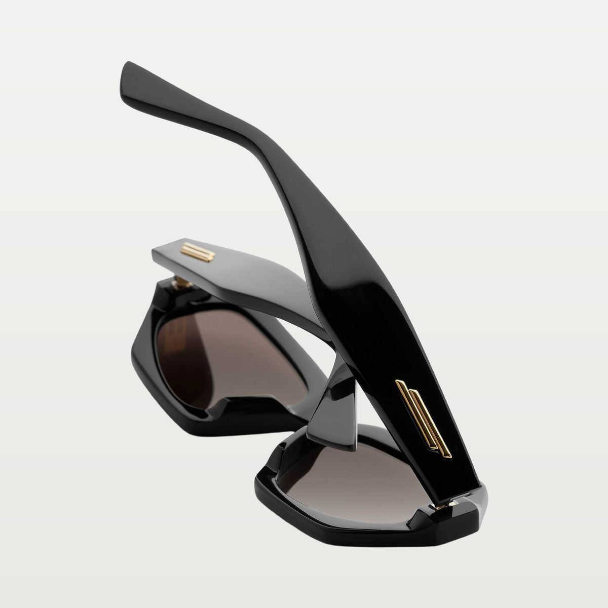 Bottega Veneta Classic Oval Sunglasses in Black/gray